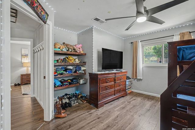 3210 Kirby Dr, Kirby, TX 78219