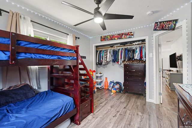 3210 Kirby Dr, Kirby, TX 78219