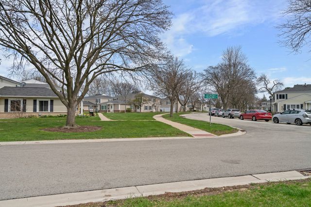 1220 Cove Drive 224D, Prospect Heights, IL 60070