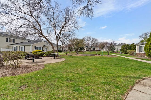1220 Cove Drive 224D, Prospect Heights, IL 60070