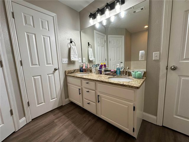 302 E Southpointe Avenue, Rogers, AR 72758