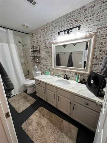 302 E Southpointe Avenue, Rogers, AR 72758