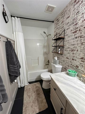 302 E Southpointe Avenue, Rogers, AR 72758