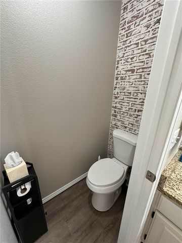 302 E Southpointe Avenue, Rogers, AR 72758