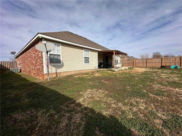 302 E Southpointe Avenue, Rogers, AR 72758