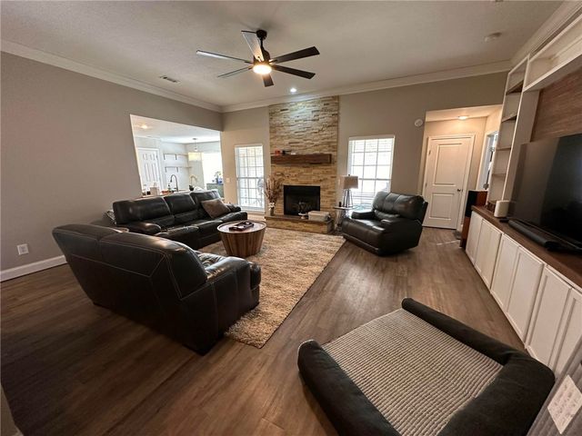 302 E Southpointe Avenue, Rogers, AR 72758