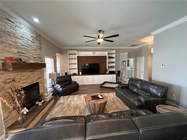 302 E Southpointe Avenue, Rogers, AR 72758