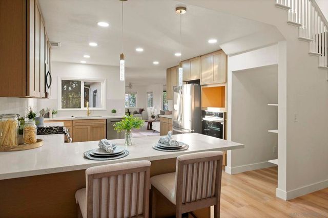 7001 Almaden Ln, Carlsbad, CA 92009