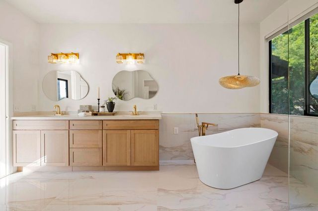 7001 Almaden Ln, Carlsbad, CA 92009