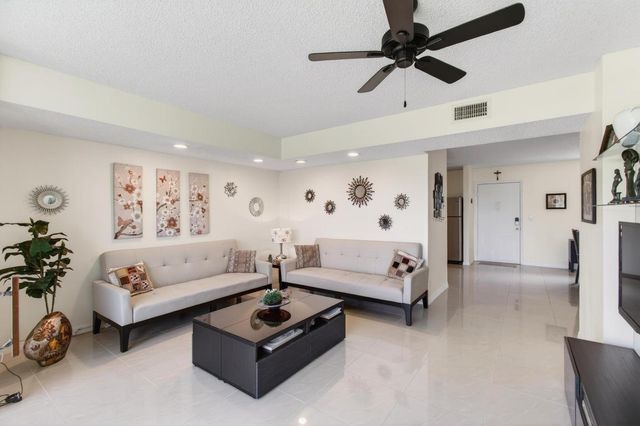 5130 Las Verdes Circle 207, Delray Beach, FL 33484
