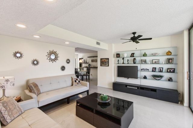 5130 Las Verdes Circle 207, Delray Beach, FL 33484