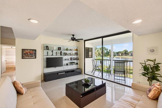 5130 Las Verdes Circle 207, Delray Beach, FL 33484