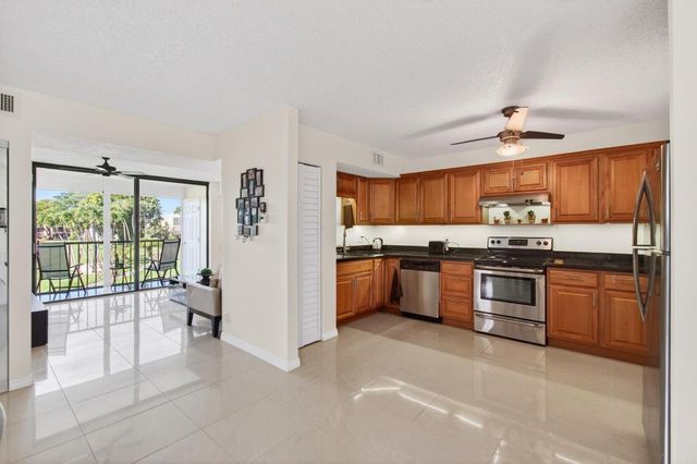 5130 Las Verdes Circle 207, Delray Beach, FL 33484
