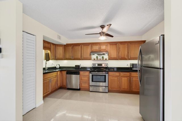 5130 Las Verdes Circle 207, Delray Beach, FL 33484