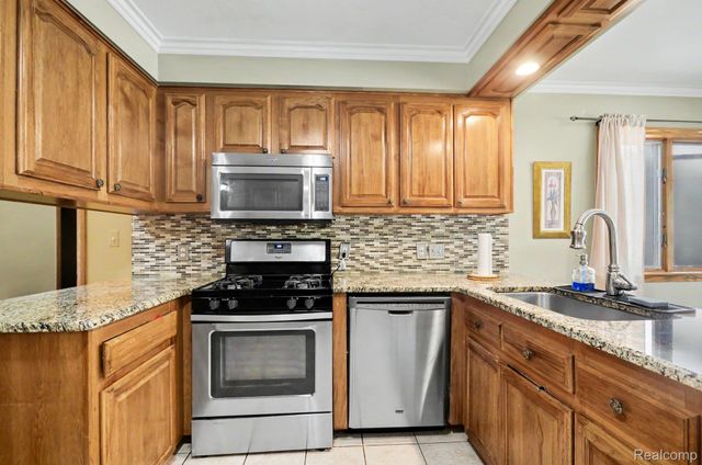 52905 Heatherway Drive, Shelby Charter Township, MI 48316