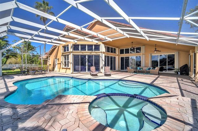 620 W Laurel Ln W, Pembroke Pines, FL 33027