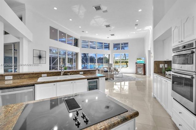 620 W Laurel Ln W, Pembroke Pines, FL 33027