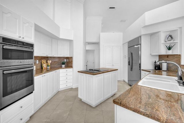 620 W Laurel Ln W, Pembroke Pines, FL 33027