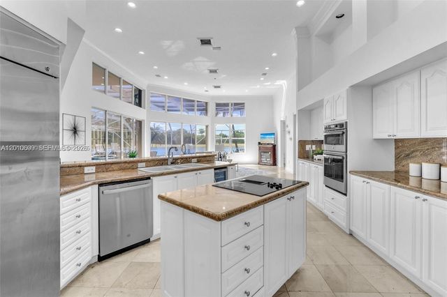 620 W Laurel Ln W, Pembroke Pines, FL 33027