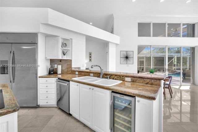 620 W Laurel Ln W, Pembroke Pines, FL 33027