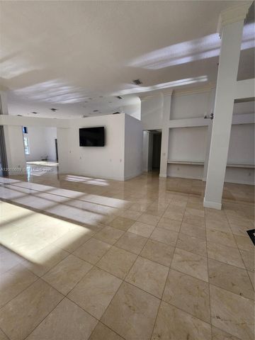620 W Laurel Ln W, Pembroke Pines, FL 33027
