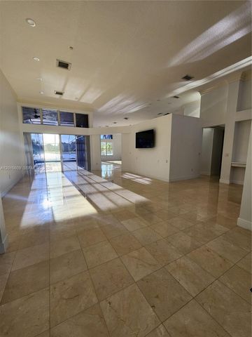 620 W Laurel Ln W, Pembroke Pines, FL 33027