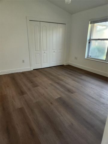 620 W Laurel Ln W, Pembroke Pines, FL 33027