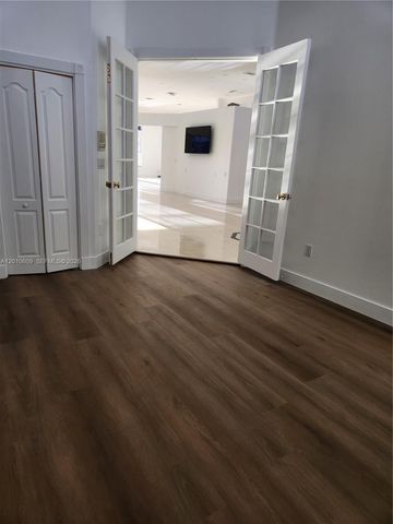 620 W Laurel Ln W, Pembroke Pines, FL 33027