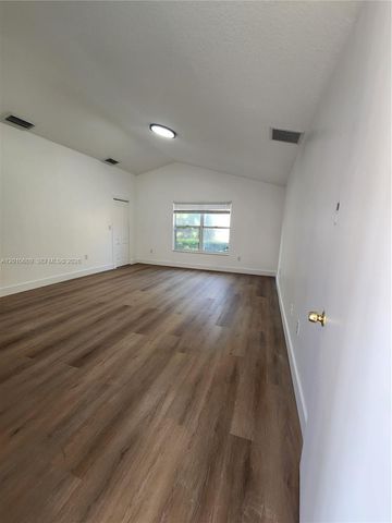 620 W Laurel Ln W, Pembroke Pines, FL 33027