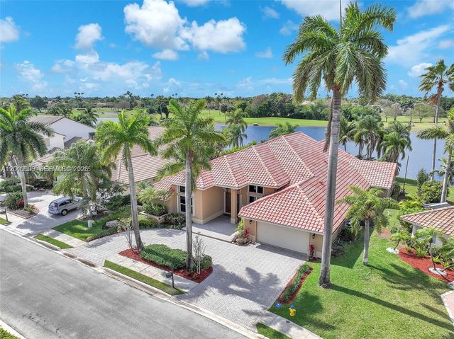 620 W Laurel Ln W, Pembroke Pines, FL 33027