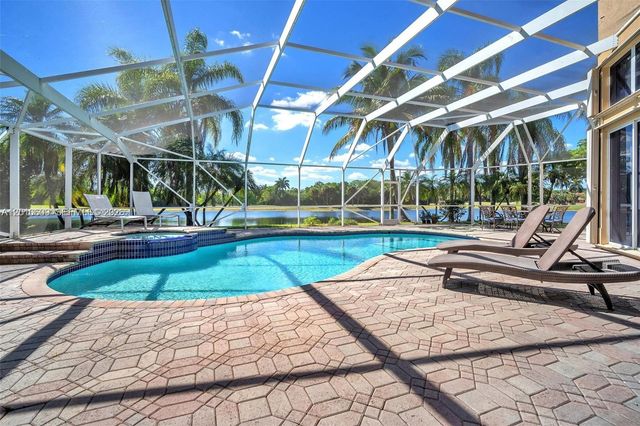 620 W Laurel Ln W, Pembroke Pines, FL 33027