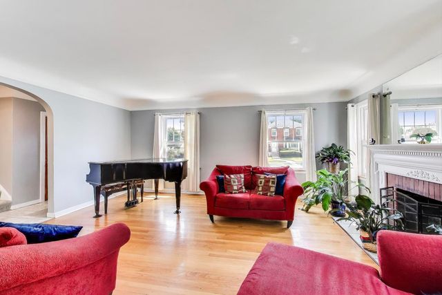 9116 S Claremont Street, Chicago, IL 60643