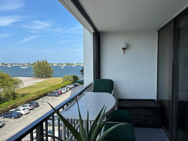 5600 N Flagler Drive 401, West Palm Beach, FL 33407