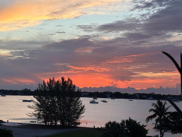 5600 N Flagler Drive 401, West Palm Beach, FL 33407