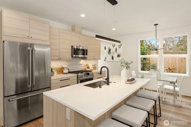817 18th Avenue W, Kirkland, WA 98033