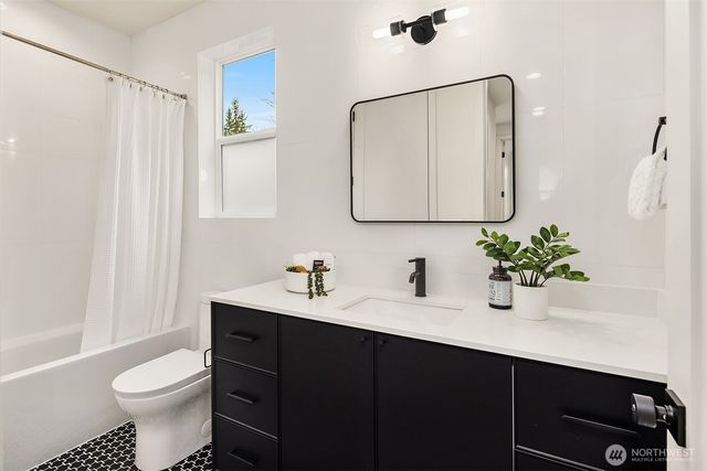 817 18th Avenue W, Kirkland, WA 98033