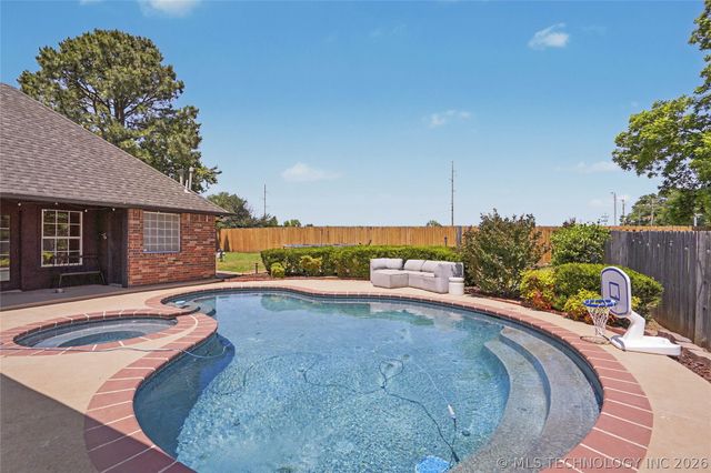 9503 E 112th Place S, Bixby, OK 74008