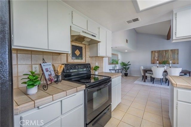 30041 Windward Drive, Canyon Lake, CA 92587