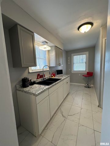 2116 N PEORIA Avenue, Peoria, IL 61604