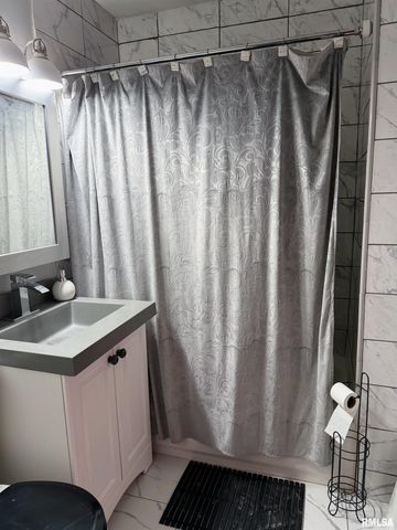 2116 N PEORIA Avenue, Peoria, IL 61604