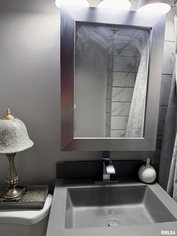 2116 N PEORIA Avenue, Peoria, IL 61604