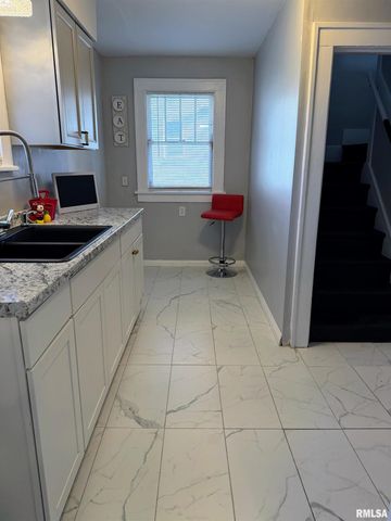 2116 N PEORIA Avenue, Peoria, IL 61604