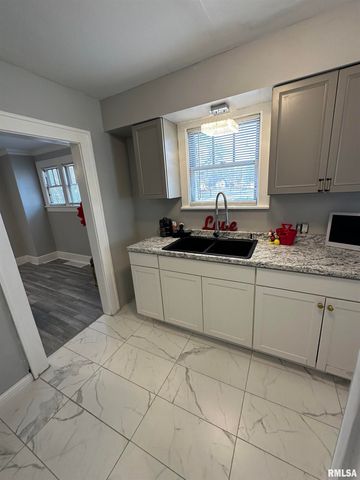 2116 N PEORIA Avenue, Peoria, IL 61604