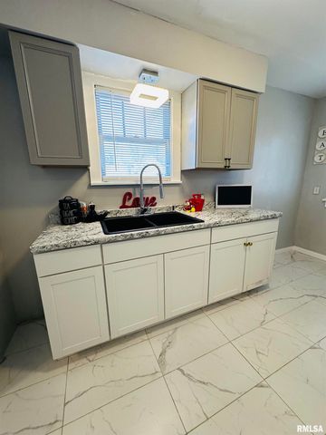 2116 N PEORIA Avenue, Peoria, IL 61604