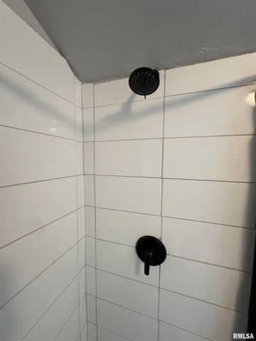 2116 N PEORIA Avenue, Peoria, IL 61604