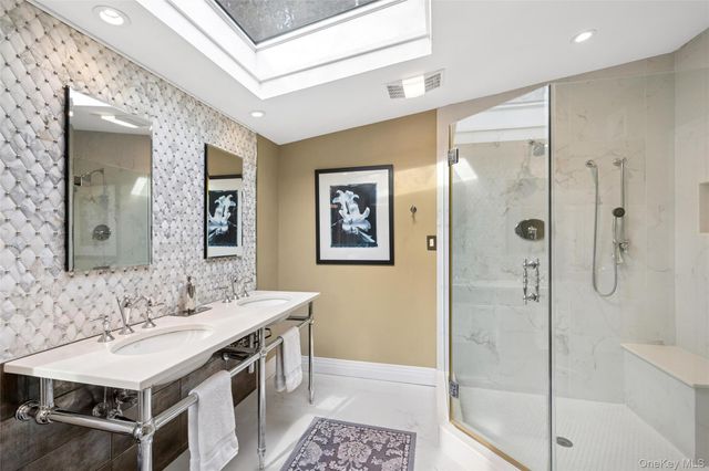 17 Dover Lane, Old Bethpage, NY 11804