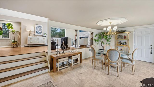 17 Dover Lane, Old Bethpage, NY 11804