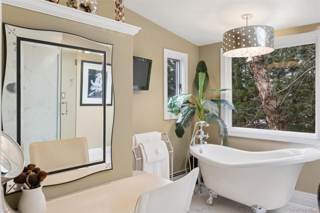 17 Dover Lane, Old Bethpage, NY 11804