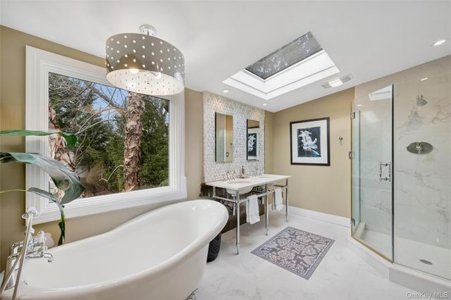 17 Dover Lane, Old Bethpage, NY 11804