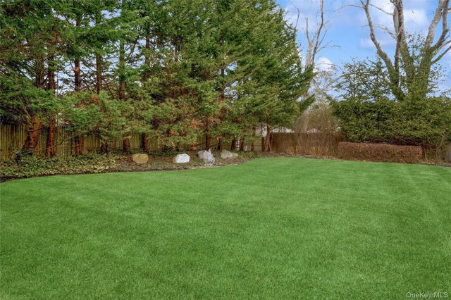 17 Dover Lane, Old Bethpage, NY 11804